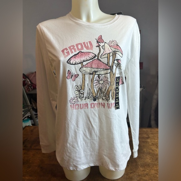 Juniors XL Long Sleeve Graphic T Shirt - Picture 11 of 15